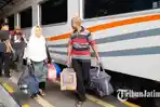 Stasiun-Klakah-Kabupaten-Lumajang-mulai-dipadati-pemudik-pada-H-5-Hari-Raya-Idul-Fitri.jpg