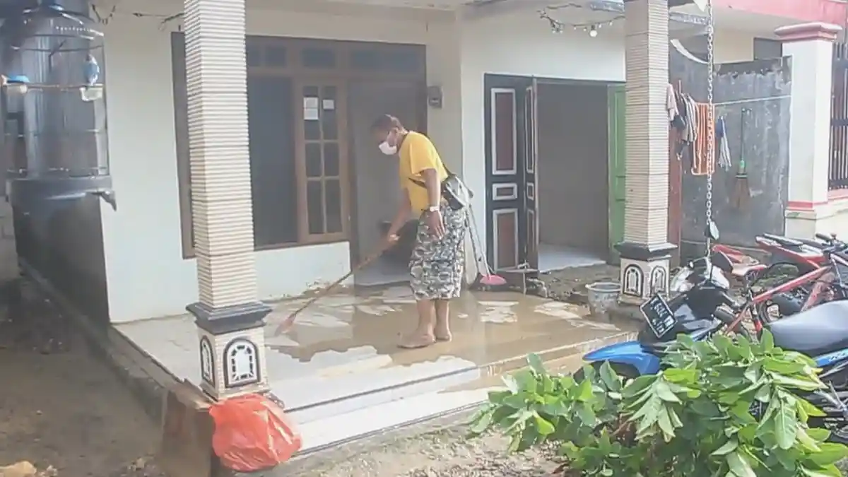 55 Rumah Terdampak Banjir Jepon, Kendaraan dan Elektronik Rusak Berat - Warga-membersihkan-sisa-lumpur-akibat-banjir-4.jpg