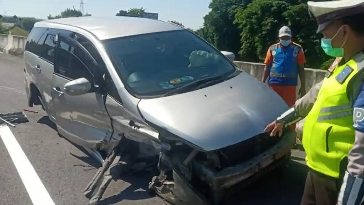 Sopir Sibuk Ambil HP di Dashboard, Mobil Berpenumpang 3 Orang Tabrak Pembatas Jalan Tol