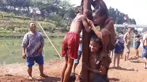 peserta-lomba-panjat-pinang-duren-sawit.jpg
