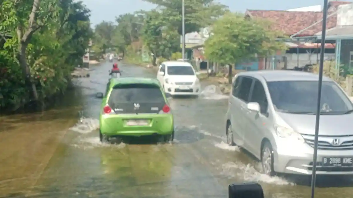 Banjir di Jalan Sukodadi–Karanggeneng Lamongan Mulai Surut, Pengendara Tak Perlu Putar Jauh