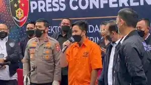 doni-salmanan-di-depan-polisi.jpg