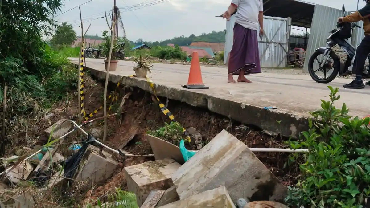 Warga RT 14 Mugirejo Samarinda Swadaya Tutup Jalan Retak dengan Aspal