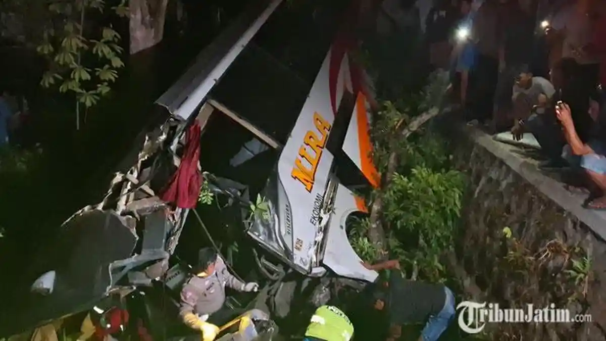 BREAKING NEWS: Bus Mira Kecelakaan Hebat di Ngawi hingga Terperosok Parit, Proses Evakuasi Dramatis