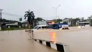 20260221_-Banjir-yang-terlihat-di-Jalan-HM-Rifaddin-Loa-Janan-Ilir.jpg