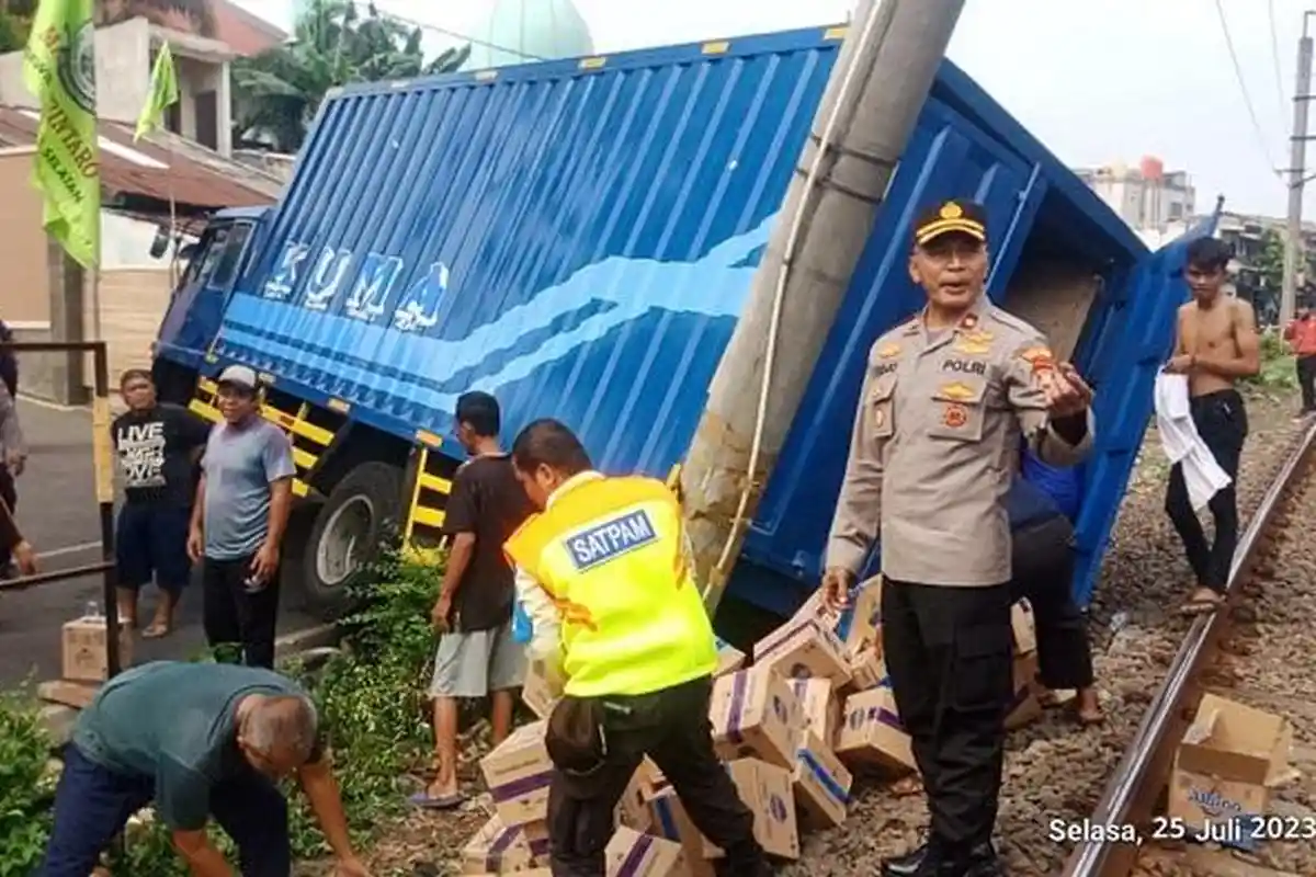Sopir Truk yang Tabrak Tiang Listrik Kereta Api Ngaku Nyasar, Tabrak Tiang Saat Putar Balik