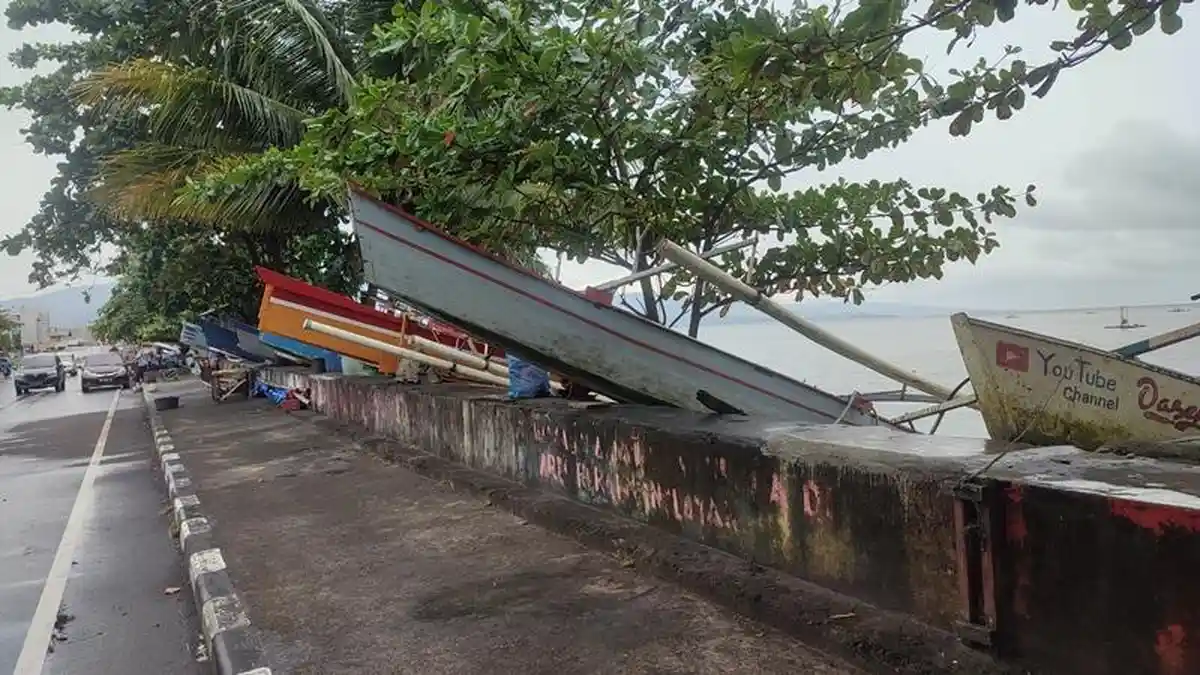 Cuaca Buruk, Sejumlah Nelayan di Manado Sulawesi Utara Parkir Perahu di Atas Trotoar