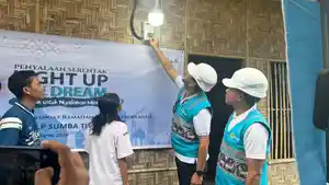 Penyalaan-sambungan-Listrik-gratis-Program-LUTD-PLN-di-rumah-Hendrison-Langgi-Jua.jpg