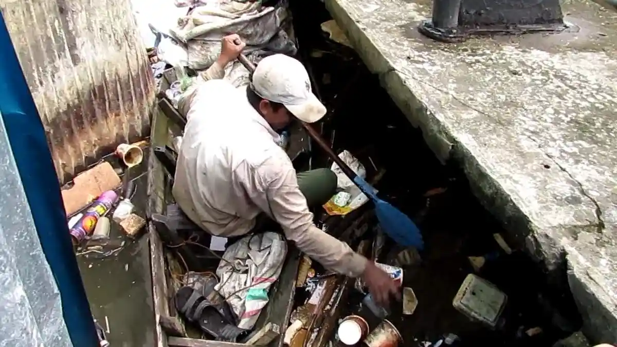 Kisah Pendi Delapan Tahun Menyisir Sampah Sungai Kapuas