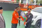 Bupati-Konawe-Utara-Ruksamin-beri-bantuan-satu-unit-mobil-double-cabin-ke-Basarnas-Kendari.jpg