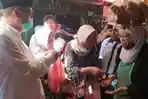 calon-bupati-pilkada-sidoarjo-2020-kelana-aprillanto-blusukan-ke-pasar-krian.jpg
