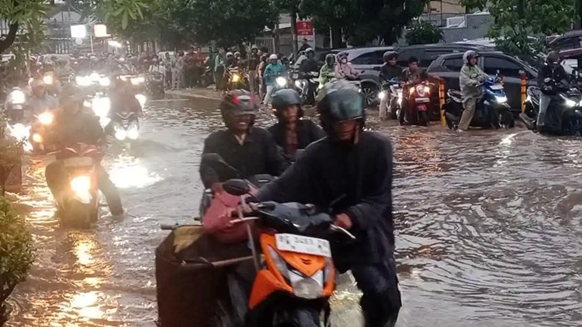 Puluhan Motor Mogok Massal karena Nekat Menerobos Banjir di Jalan Basuki Rahmat Palembang