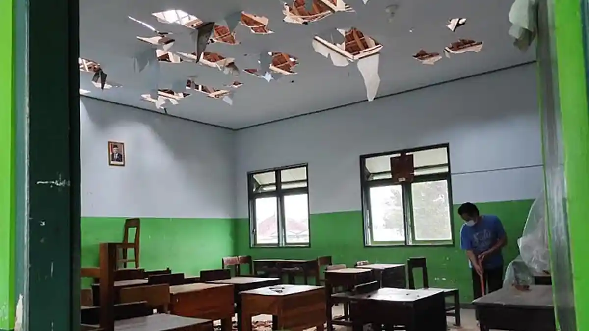 Diguncang Gempa, Atap Lima Kelas MI Hidayatullah Kota Blitar Rusak