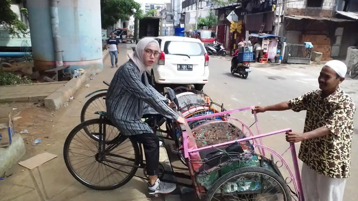 Senangnya Penarik Becak Bisa Beroperasi Meski Hanya Keliling Kampung di Jakarta