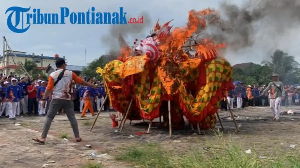 Puluhan Replika Naga Jalani Prosesi Bakar Naga di Yayasan Bhakti Suci Kubu Raya