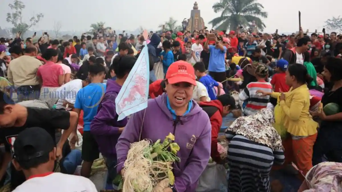 Warga Rebutan Hasil Bumi saat Sembahyang Rampas di Kubu Raya - sembahyang-rampas_20180825_204556.jpg