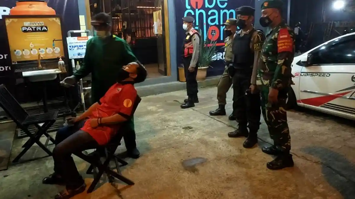 Polisi Datangi Angkringan hingga Kafe di Purwokerto, Lakukan Tes Antigen ke Pelayan dan Pengunjung