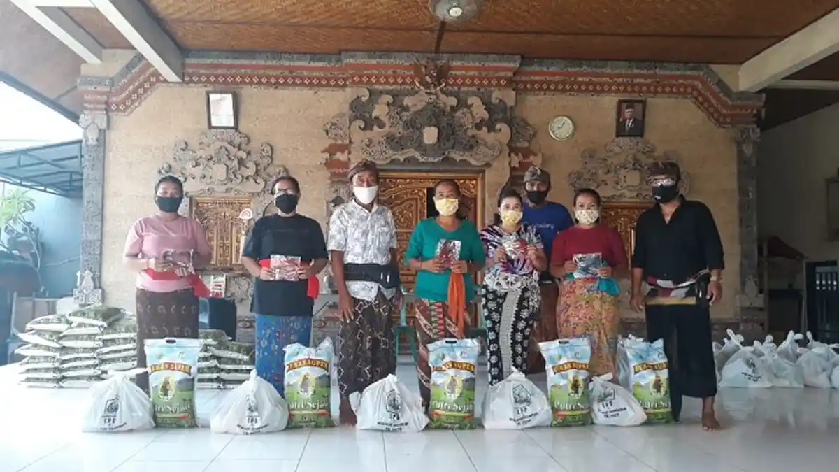 Desa Adat Kerobokan Bagi Sembako ke 6.030 KK di 50 Banjar 