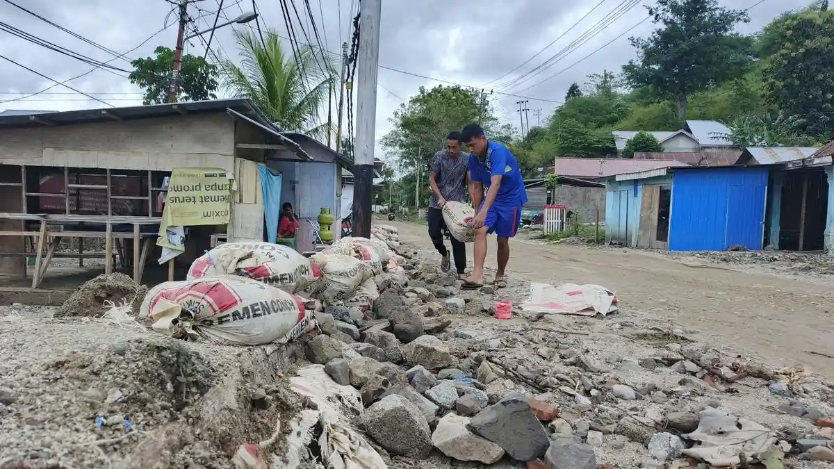 Waspada Banjir Susulan, Warga Tanah Putih Gorontalo Bangun Tanggul Darurat Depan Rumah