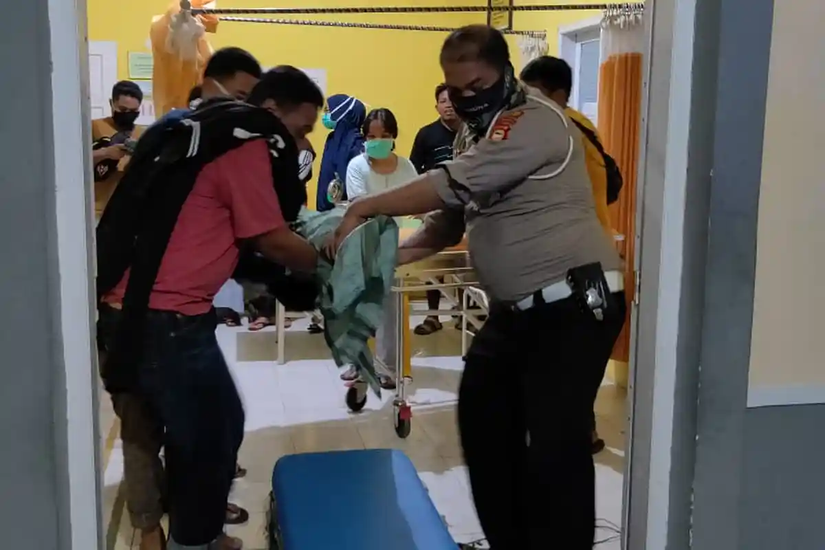 BREAKING NEWS: IRT di Wajo Bonceng Dua Anaknya Tabrakan dengan Mobil, Satu Tewas