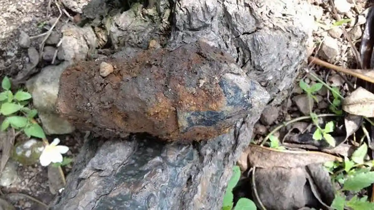 Dua Warga Tenggilis Kaget Temukan Mortir saat Menggali Makam
