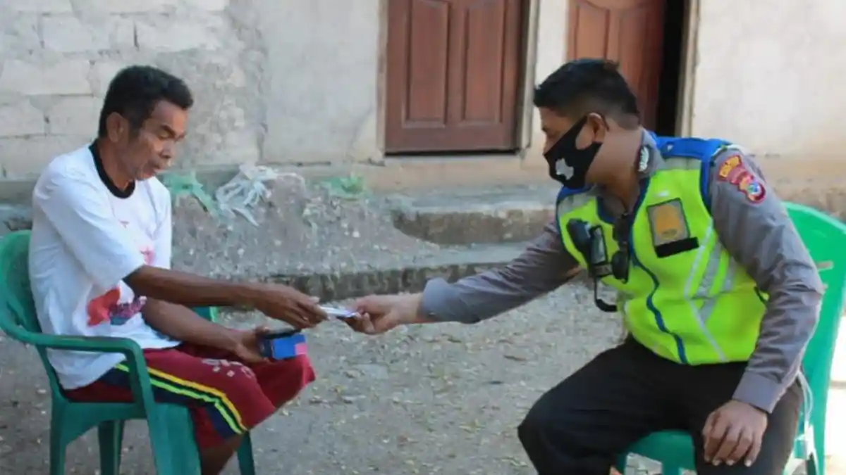 Lamanepa Terharu, Polisi Hibahkan Handpone Untuk Kuliah Daring Anaknya