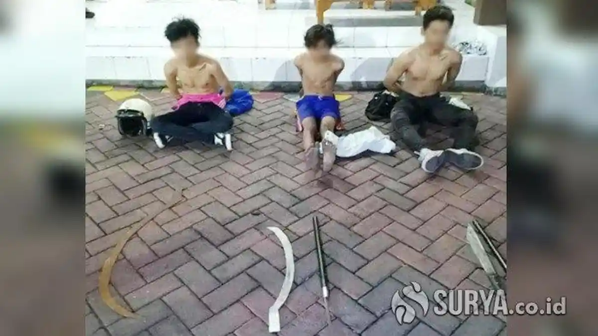 3 Bocah Ingusan Bawa Celurit dan Pedang Saat Tawuran Antar Geng, Berakhir Begini