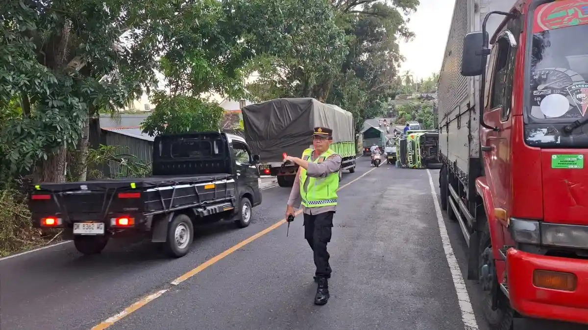 REM Blong Saat Nanjak! Truk Muat Air Galon Oleng Tabrak Tabak Tembok LPD di Tabanan Bali