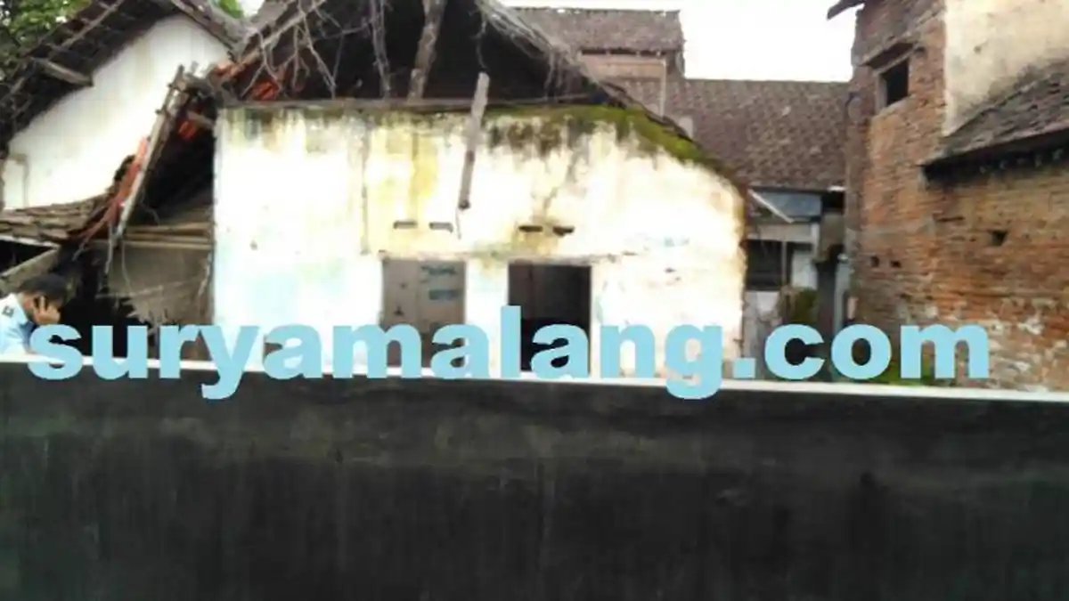 Isi Rumah Mujianto yang Kejatuhan Pesawat Dikeluarkan Warga