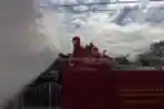Penyemprotan Cairan Disinfektan di Pemukiman Penduduk