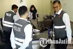40 Korban Lapor ke Crisis Center, Polisi Geledah Kantor First Travel Sidoarjo, Begini Hasilnya