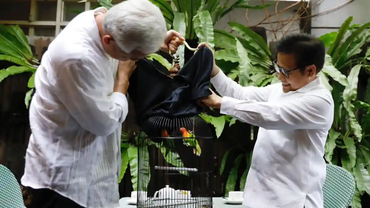 Bertemu Cak Imin, Ganjar Hadiahkan Sepasang Lovebird Kepala Warna Merah Badan Hijau