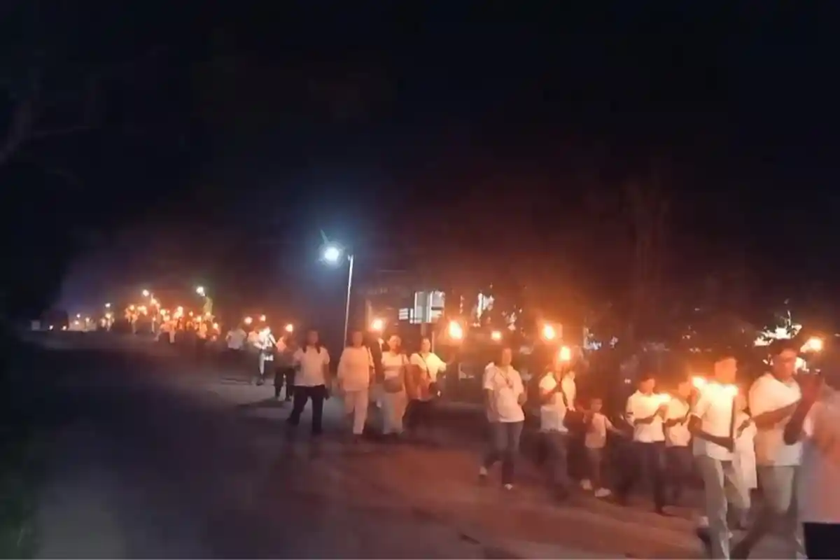 Ratusan Jemaat GKJ Kaliceret Grobogan Menggelar Jalan Salib Malam Hari, Bawa Obor Keliling Desa