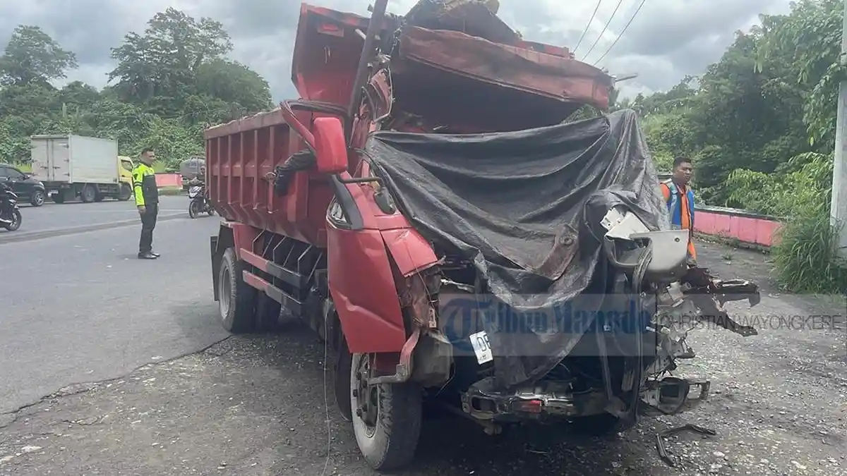 Kronologi Truk Tabrak Gandengan Kontainer Tak Bertuan di Tepi Jalan Soekarno Minut