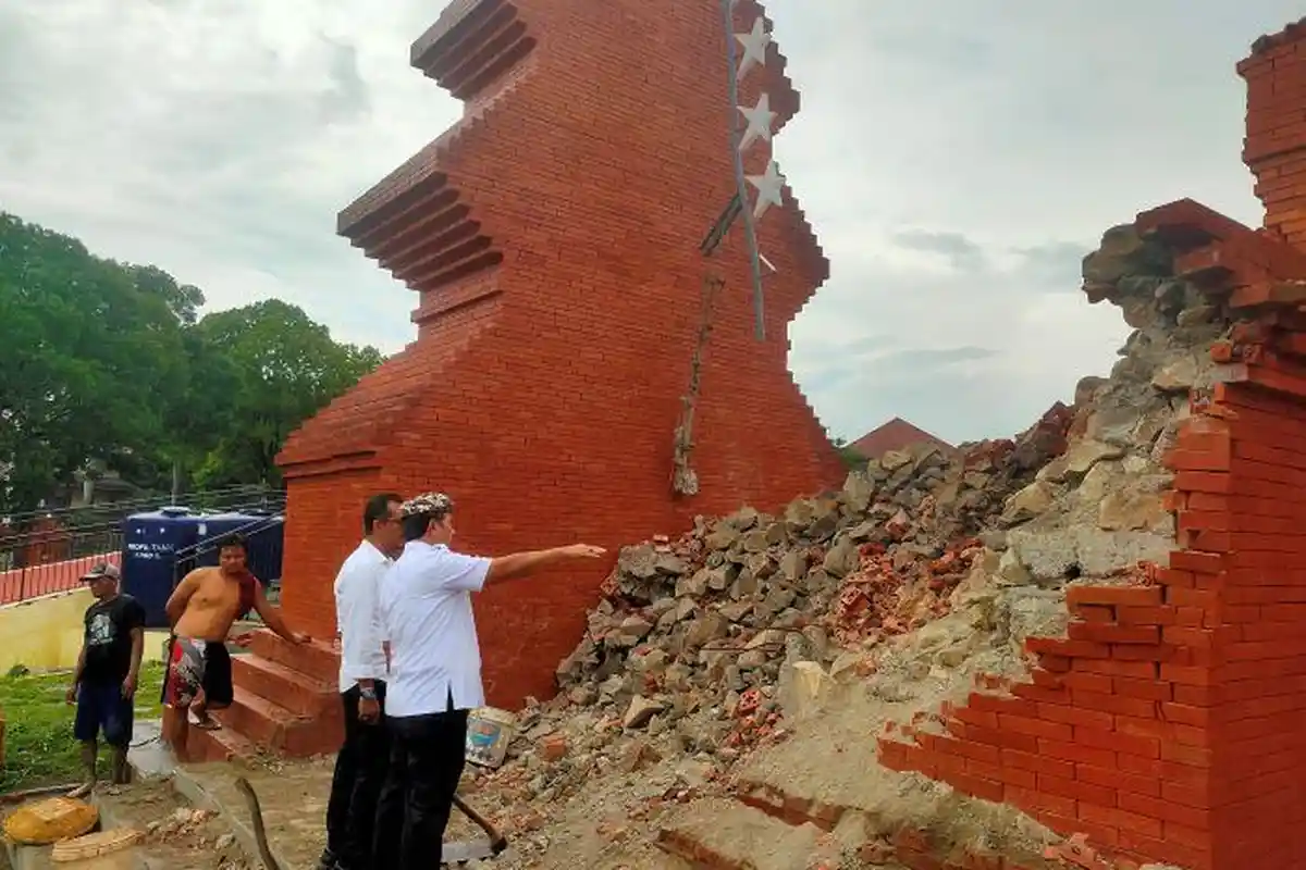 "Bongkar Total!" Kata Bupati Cirebon yang Kecewa dengan Runtuhnya Gapura Taman Pataraksa