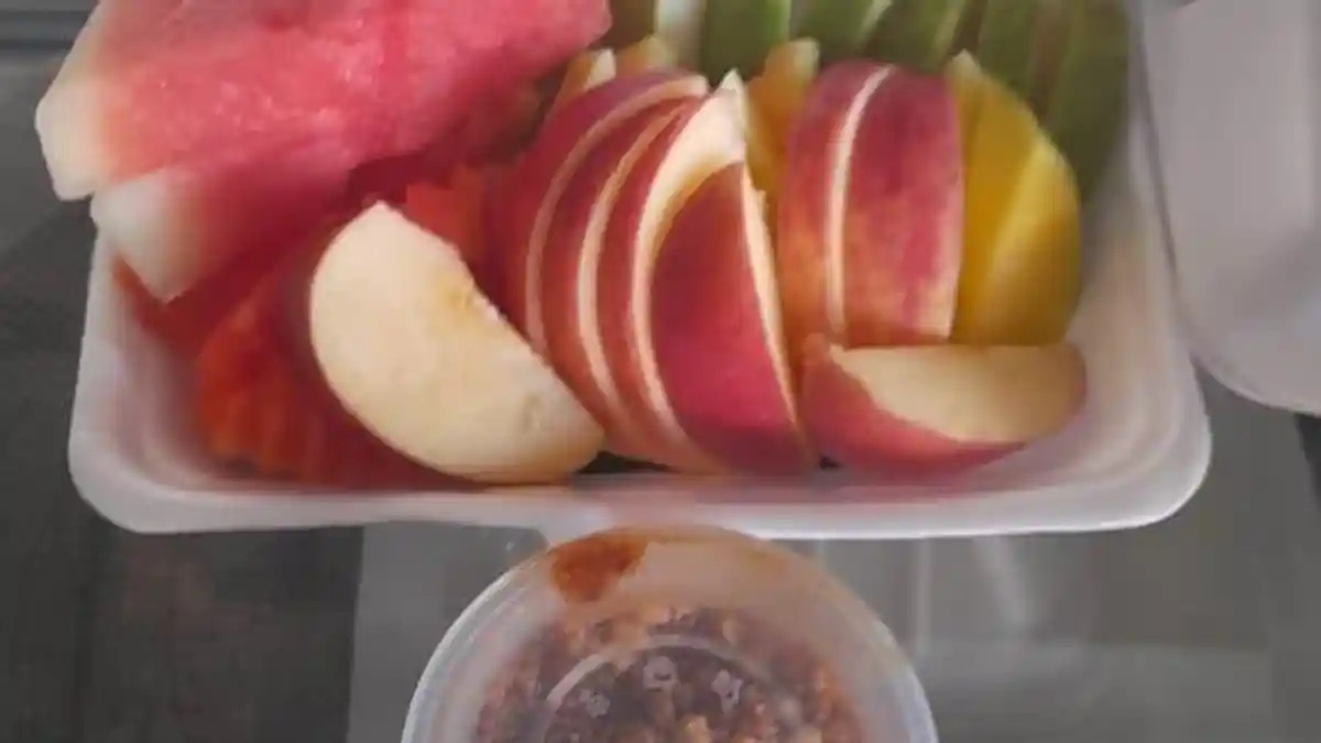 Kuliner Khas NTT : Buah Internasional vs Sambal Ulik Rujak Tradisional Pakai Gula Lempeng Sabu