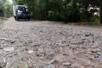 Jalan Rusak Menuju Objek Wisata Tebing Keraton