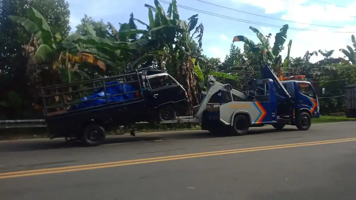 Mobil Pick Up Terjun ke Bibir Pantai Kawasan Batu Koneng Ambon Berhasil Dievakuasi