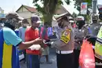 polisi-bagikan-nasi-kotak-dan-masker-di-kota-madiun.jpg