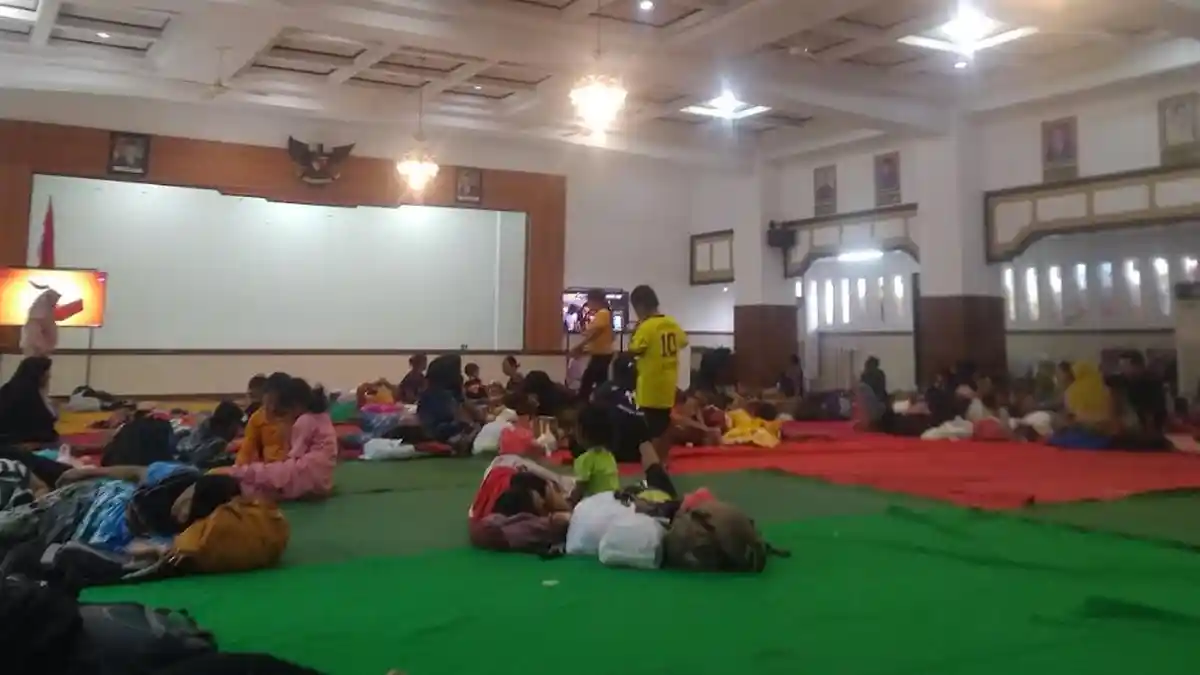 Pengungsi Banjir Kudus di Aula DPRD Terus Bertambah
