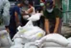 Pemerintah Salurkan Beras Untuk Masyarakat Terdampak PPKM
