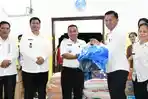 Bupati-Samosir-Vandiko-T-Gultom-menyerahkan-bantuan-untuk-korban-banjir-bandang.jpg