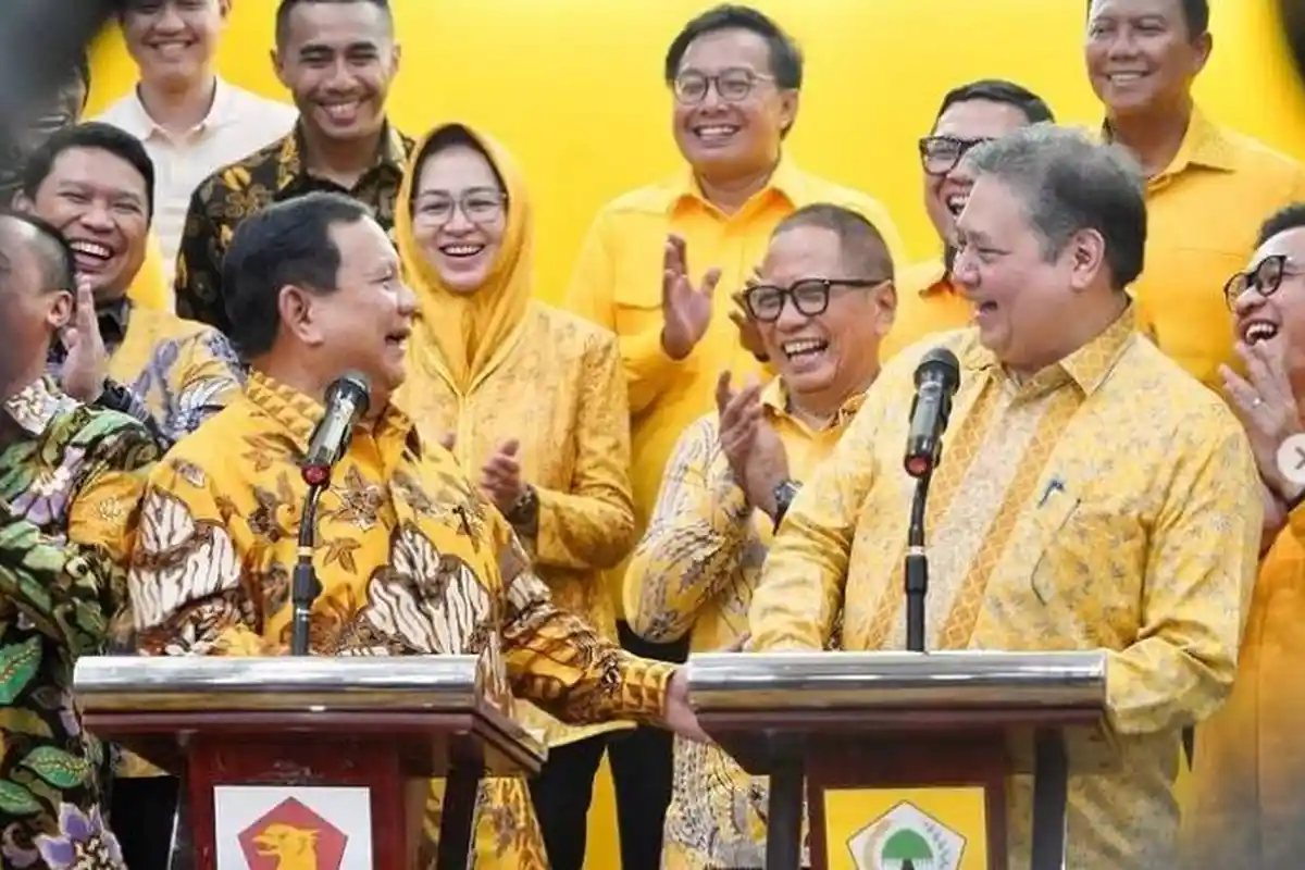 Prabowo Subianto Rangkul Airlangga Hartarto dan Aburizal Bakrie di Markas Golkar