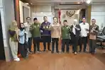 Wali-Kota-Kupang-dr-Christian-Widodo-pose-bersama-panitia.jpg