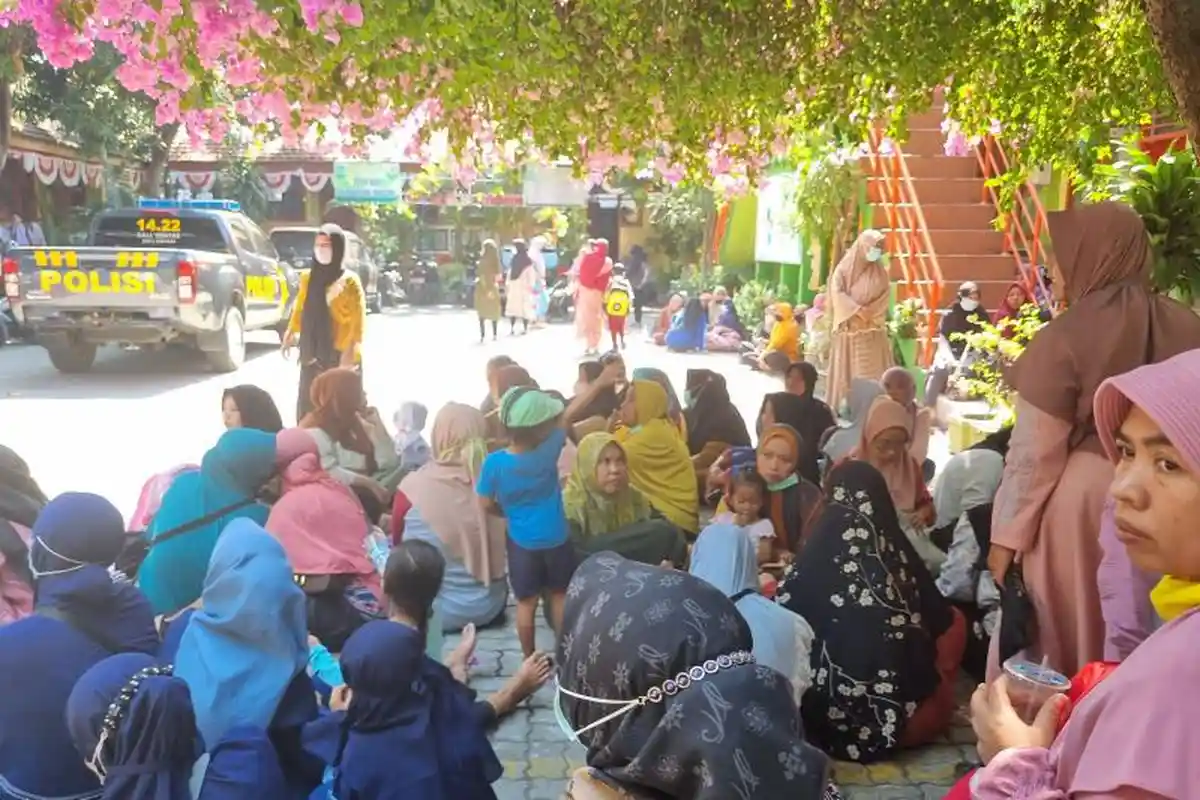 Pihak Sekolah Jual Buku Paket Ratusan Ribu Rupiah, Wali Murid Demo SDN di Gresik