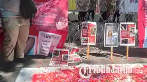 Aksi-tabur-bunga-di-depan-Pengadilan-Negeri-Surabaya-terkait-hasil-putusan-Gregorius-Ronald-Tannur.jpg