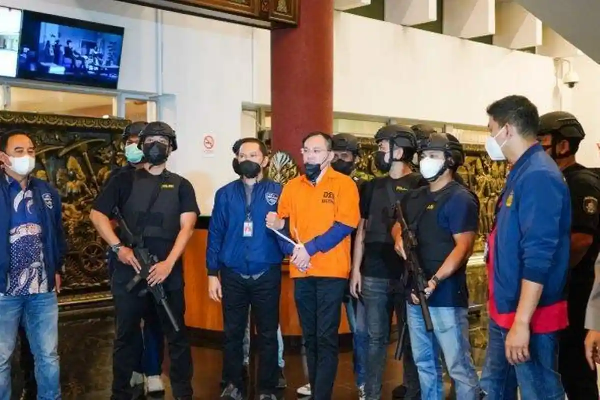 Apin BK Akhirnya Ditangkap, Simak Perjalanan Kasusnya hingga Dijemput Langsung Kapolri