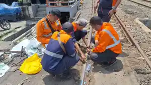 Perlintasan-Kereta-yang-sebabkan-KRL-Anjlok-sedang-diperbaiki.jpg