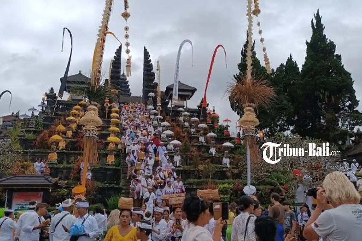 Cek Jadwal Persembahyangan Karya Bhatara Turun Kabeh di Pura Besakih Khusus untuk Pemedek Luar Bali