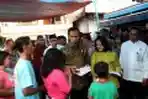 Presiden Jokowi Blusukan Bagikan Buku Tulis